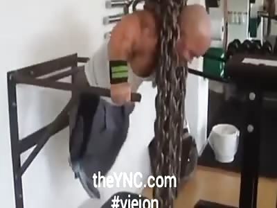 Dwarf loads 200 kg of chain