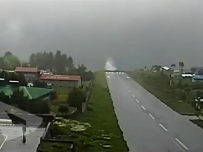 Plane crashes as it tries to land, killing the pilot