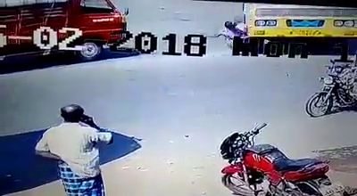 (Full) Indian Woman Gets Brutally Crushed to Death by Truck 