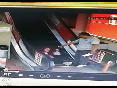 Damn!! Man Gives Woman Brutal Beating on The Escalator
