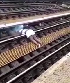 Girl Slowly Burns Up - Electrocuted After Jumping Onto Subway Tracks in NYC