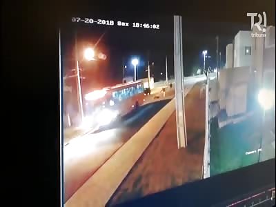 CCTV of Mans Murder in  Grande Curitiba Brazil @00:36