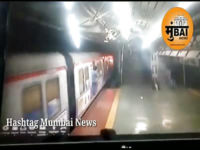 Moron Dies Trying to Climb onto a Moving Train in Mumbai