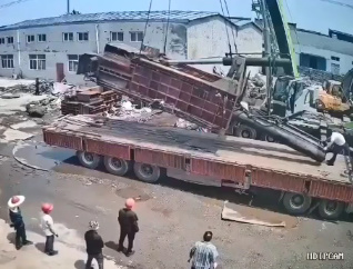 Worker Dies In Crane Freak Accident In China