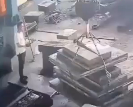 Chinese Worker Breaks His Spine