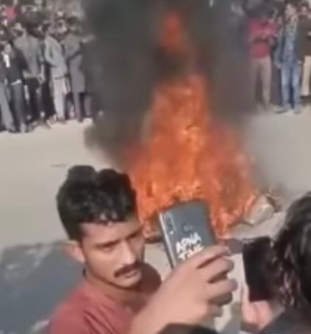 Pakistani Mob Tortures Sri Lankan Man to Death, Burns Body for Tearing Up Posters of Radical Islamist Party