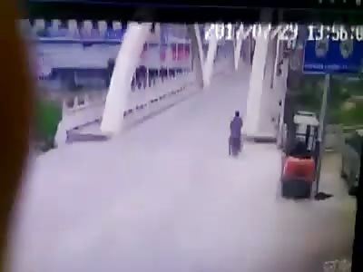 Motorcyclist crashes stupidly