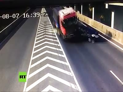 Truck crashes into car and remains hanging at 50 meters high