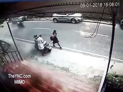 ACCIDENT! frontal clash between two trucks! (CCTV)