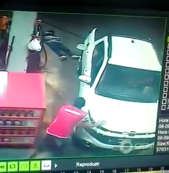 Brazilian Cop frustrates assault and sends the thief to hell