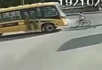 Student on bicycle dies by bus impact