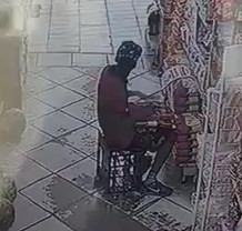 Shop guard gets fatally shot by robbers