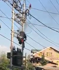 Work Accident : Man being electrocuted to Death