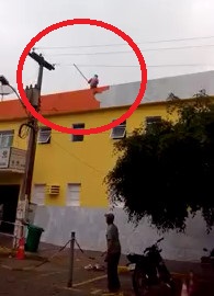 Worker being Electrocuted (Short video) 