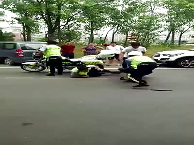 The Chinese police arrested the cyclo man and was screamed down by the man in the fight against the testicles.
