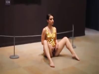 Female artist expose her pussy