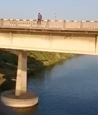 Young Jumped From Bridge & Drowned In Dirty Waters Of India