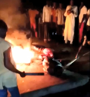 Kidnappers Stabbed , Beaten and Burned by Angry Mob