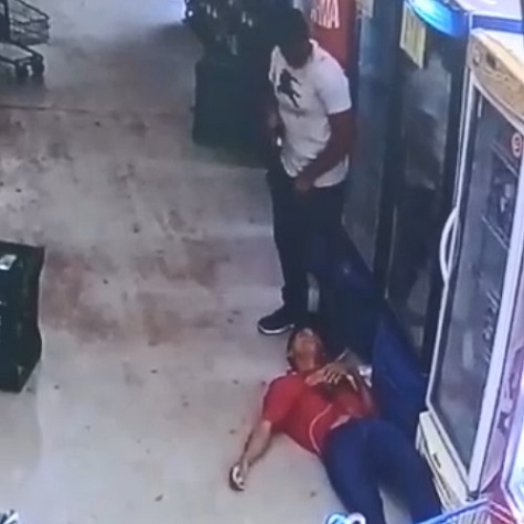 Robber Fatally Shot by Supermarket Security Guard