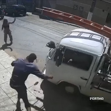 Perfect Karma: Robber Of A Woman Knocked The Fuck Out By Truck!