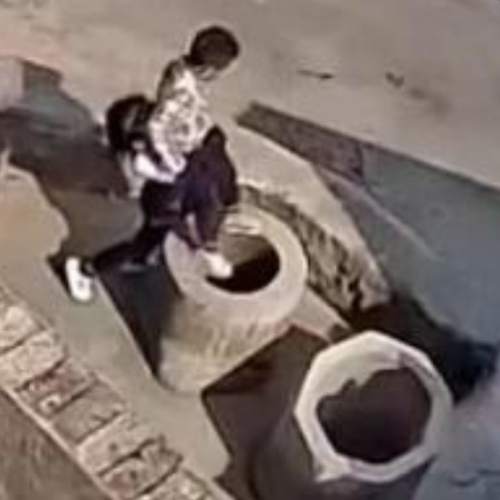  A Little Girl Threw A Boy Into A Well In China