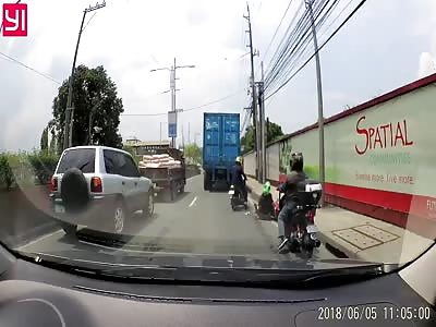 Stupid scooterboy gets run over his stupid head by semi, lives for a few seconds..