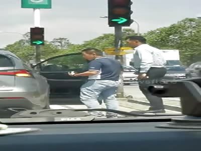 Malaysian drivers stop traffic to have road rage brawl at traffic ligh