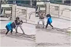 15-Year-Old Injured Teen Pulls Mobile Snatcher Off Bike In INDIA