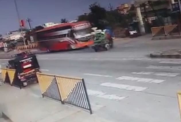 Rickshaw Driver Wrecked by Bus