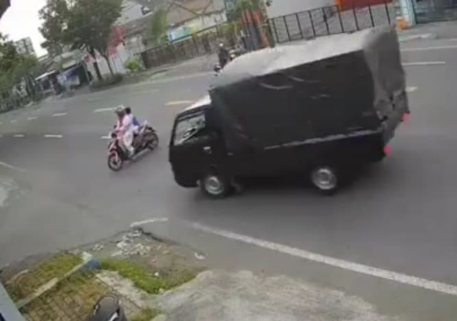 Bikers Wrecked by Boxtruck