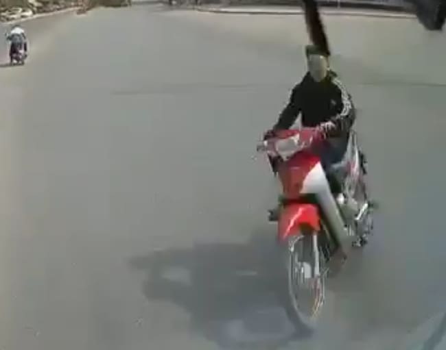Moped Rider Meets His Demise