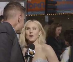 Actress Kristen Bell Slaps Reporter Who Sharks her and Exposes Her Tit on Live TV