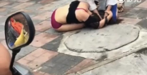 Wife assaults husbandâ€™s mistress on the streets