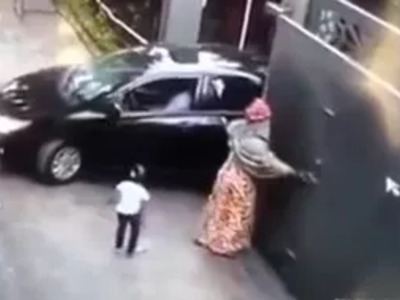 Woman Opening the Gate has a Fatal Issue