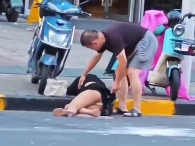 A Drunk Woman Fell on the Roadside and was Groped by a Man...