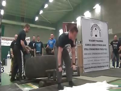 Disgusting: Man Starts Throwing Up during Weightlifting Competition 