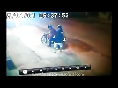 Woman gets KO'd by Motorcycle Thugs in the Street 