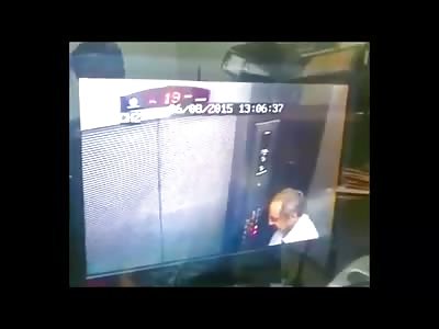 Coward Thug Chokes an Old Man to Steal His Cellphone 