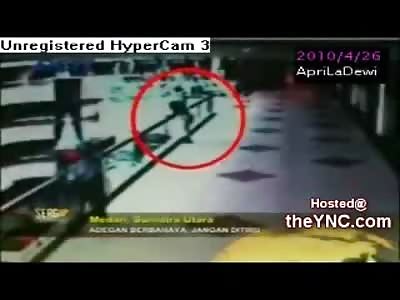 Teen Suicide in the Shopping Mall recorded by CCTV