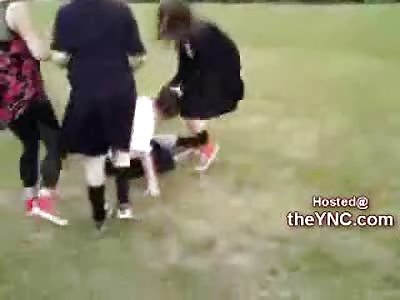 Schoolgirls Beat on the Midget Girl in Bizarre Fight