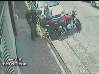 Off Duty Cop Killed when He cant Pull the Trigger on Man Rbbing his Bike