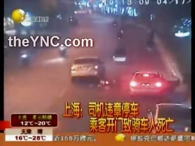 不幸的: Chinese Biker hit by Opening Car Door..then Run Over and Killed by Car