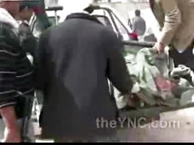 Piling the Kadafi Dead Guys on a Truck... Staling their Money and Jewelry 