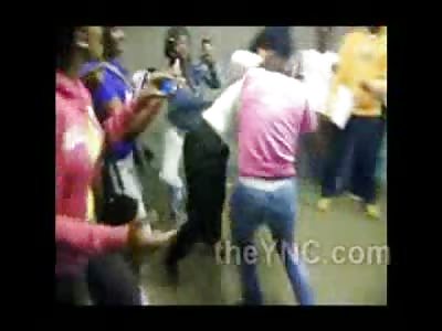 Teen Black Chicks Have Epic Battle in School Hallway