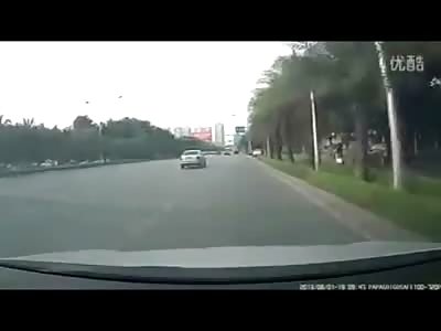 Asshole Overtakes Woman on Scooter and leaves her in the Road