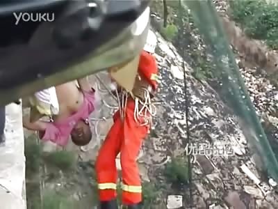 Amazing video shows man Dangling from Bridge being Held only by his Crushed leg 