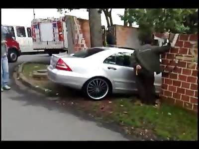 Motorista herÃ³i atropela bandido apÃ³s assalto...Driver hits bandit hero after assault