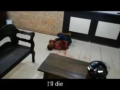 Thief dying and asks to call his mother after being shot by cop... employees just continue to make the pizzas (subtitled)