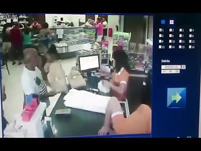 Off Duty Cop stops Robbery as Customer watches Calmly