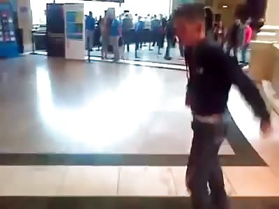 Irish gypsy fight in the middle of a busy shopping mall